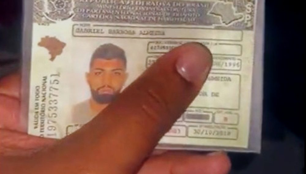 Passageiro acha CNH de Gabigol em aeroporto de Salvador e artilheiro agradece