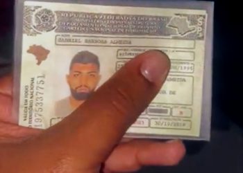 Passageiro acha CNH de Gabigol em aeroporto de Salvador e artilheiro agradece