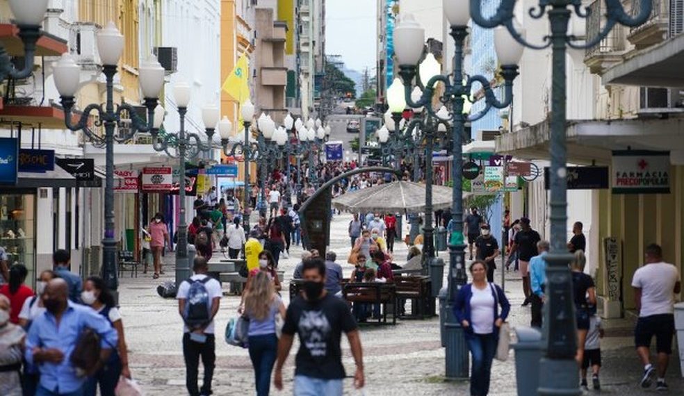 Taxa de transmissão da Covid-19 no País é a menor de 2021, aponta Imperial College