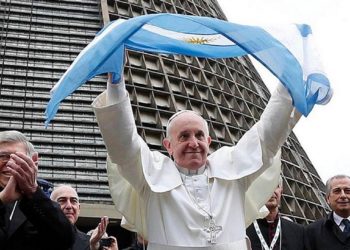 Internado, papa Francisco comemora títulos de Argentina e Itália