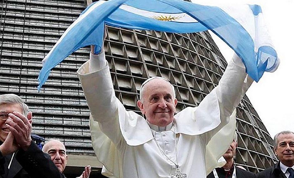 Internado, papa Francisco comemora títulos de Argentina e Itália