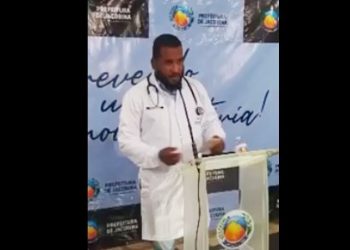 Prefeito de Jacobina causa polêmica ao inaugurar Unidade de Saúde Básica (UBS) vestido de médico