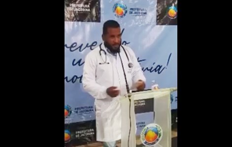 Prefeito de Jacobina causa polêmica ao inaugurar Unidade de Saúde Básica (UBS) vestido de médico