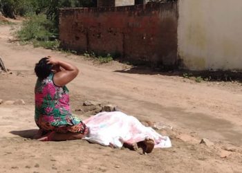 Jovem é morto a tiros; mãe chora ao lado do corpo e pede Justiça