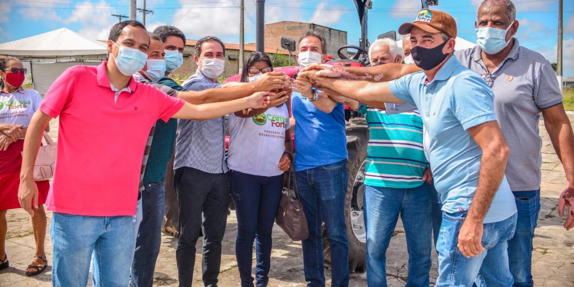No Dia do Agricultor, Prefeitura reativa Parque de Exposições, entrega trator e anuncia calendário 2022