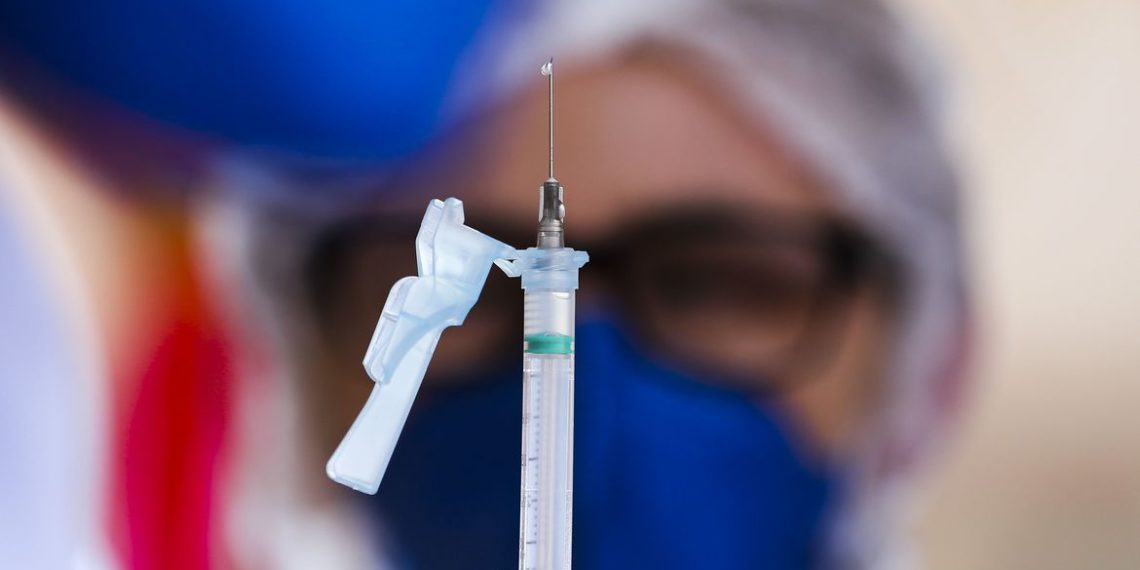 Cresce recusa de vacina contra covid-19; relato é de 2.097 cidades