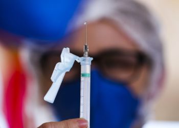 Cresce recusa de vacina contra covid-19; relato é de 2.097 cidades