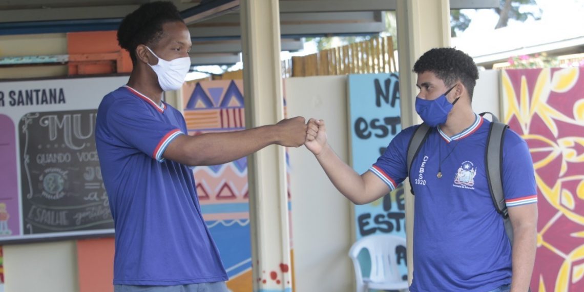 Professores e estudantes do Ensino Médio retornam para as salas de aula em toda a Bahia