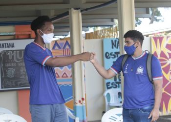 Professores e estudantes do Ensino Médio retornam para as salas de aula em toda a Bahia