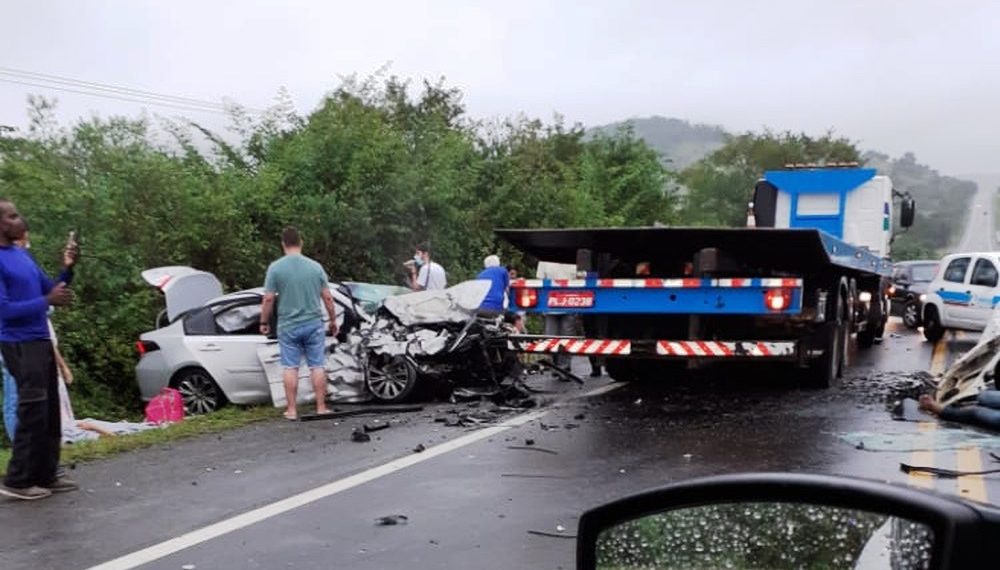 Uma pessoa morre em acidente envolvendo carro de passeio e funerário na BA 052