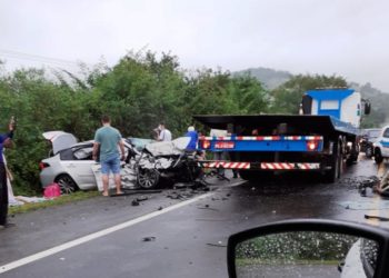 Uma pessoa morre em acidente envolvendo carro de passeio e funerário na BA 052