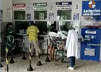 Idosa é levada para lotérica em maca hospitalar para sacar aposentadoria