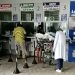 Idosa é levada para lotérica em maca hospitalar para sacar aposentadoria