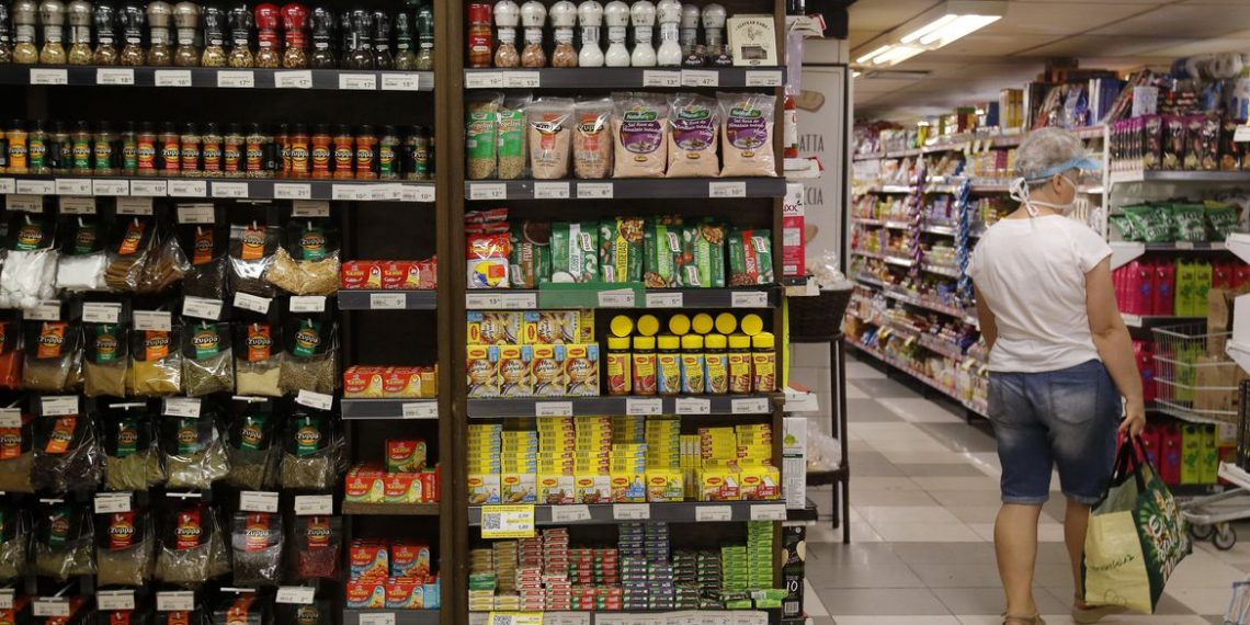 Despesas básicas das famílias aumentam 33% em 12 meses