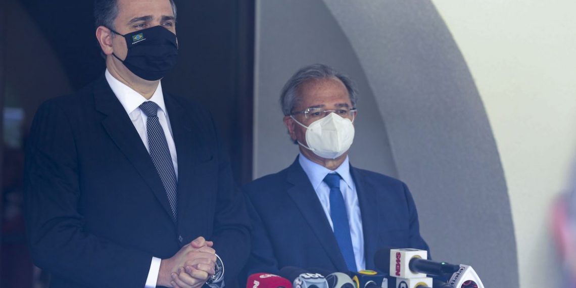 Presidente do Senado: reajuste do Bolsa Família depende de precatórios