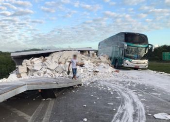 Baú de carreta que transportava gesso tomba na BR-324 e interdita pista