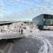 Baú de carreta que transportava gesso tomba na BR-324 e interdita pista