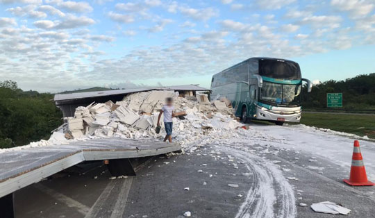 Baú de carreta que transportava gesso tomba na BR-324 e interdita pista