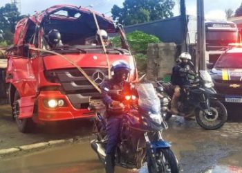 Motorista usa capacete ao dirigir caminhão com cabine destruída na BR-324