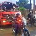 Motorista usa capacete ao dirigir caminhão com cabine destruída na BR-324
