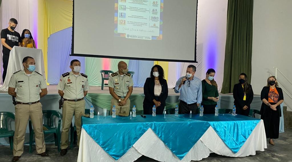 Policiais militares do 16° BPM acompanham a Major Denice Santiago durante evento em Valente