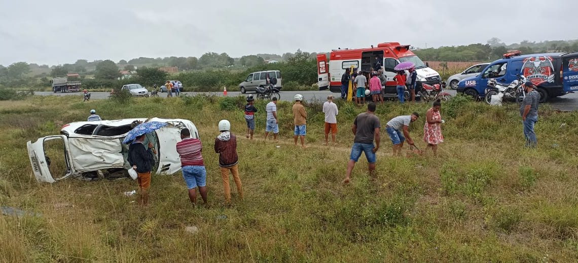 Três pessoas ficam feridas em capotamento na BA 411 próximo a Salgadália