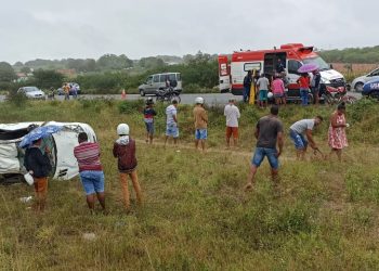 Três pessoas ficam feridas em capotamento na BA 411 próximo a Salgadália