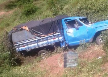 Caminhonete permanece no mesmo local de acidente há 4 dias