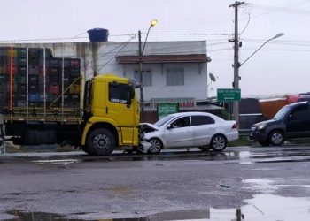 Colisão envolvendo Voyage e caminhão deixa dois feridos na BR 324