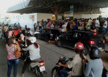 Vacinação para pessoas com 30 anos ou mais está sendo marcada por grande aglomeração