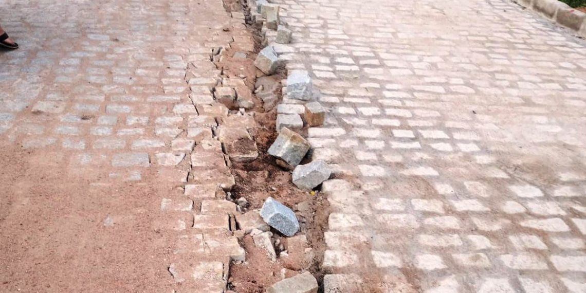 População de povoado de Itiúba reclama de obra de pavimentação danificada antes mesmo de ser concluída