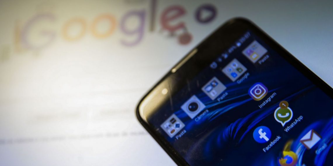 Alunos criam aplicativo para melhorar experiência sensorial de surdos