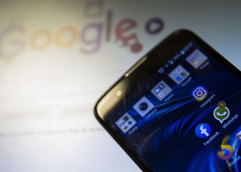 Alunos criam aplicativo para melhorar experiência sensorial de surdos