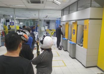 Correntistas do BB ‘penam’ na fila em único caixa para depósito instantâneo