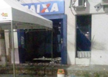 Bandidos explodem agência da Caixa Econômica e incendeiam carro