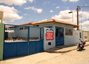 Escola estadual de Cansanção suspende aulas após professor testar positivo para Covid