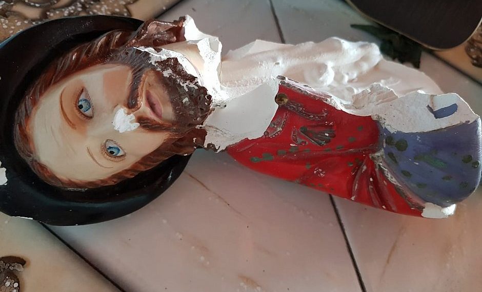 Evangélico invade capela e destrói imagens sacras