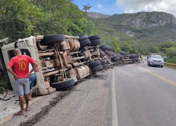 Carreta tomba na Curva do Balneário Sombra e Água Fresca na BR-324
