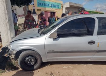 Motorista morre após colidir em poste. Mulher é atropelada no mesmo acidente