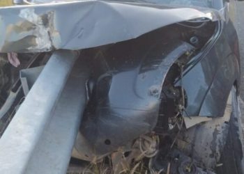 Mulher morre após carro atingir guard rail na rodovia BA 220