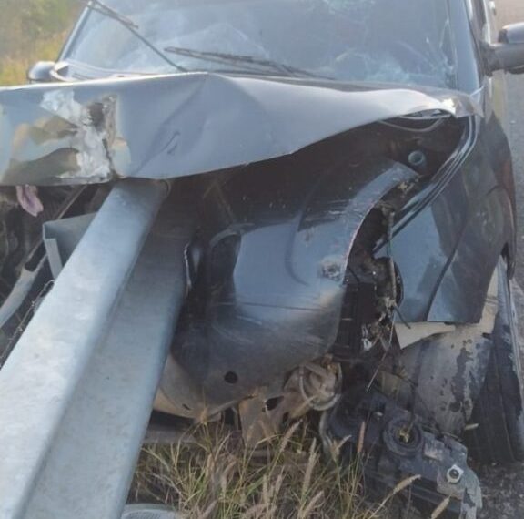 Mulher morre após carro atingir guard rail na rodovia BA 220