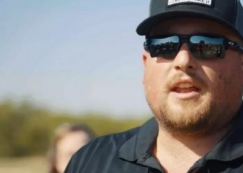 Líder de movimento antimáscara morre de covid-19, aos 30 anos, nos Estados Unidos
