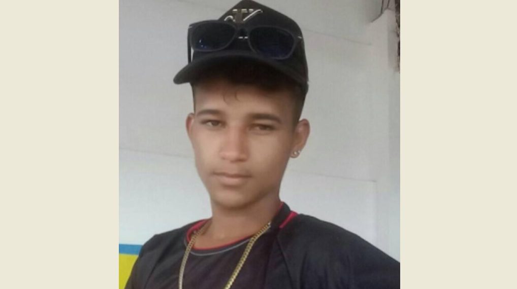 Jovem de 21 anos morre e outro de 24 fica ferido em acidente de moto