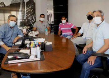 Félix Júnior se reúne com Silva Neto e secretário de Saúde de Serrinha para discutir emendas para a saúde