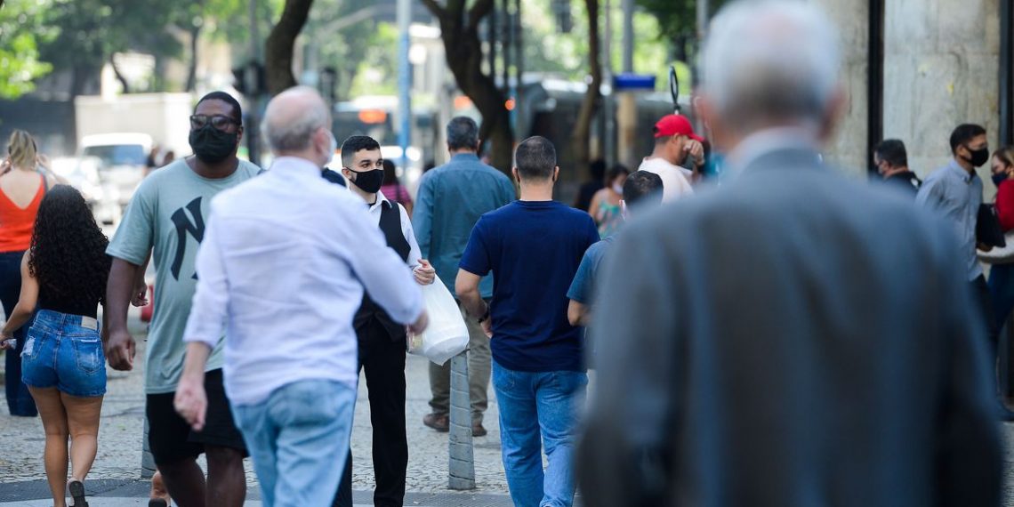 Média de mortes por covid-19 tem queda de 32% em um mês no país