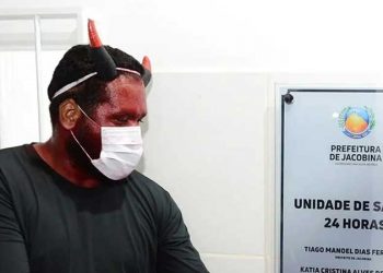 Prefeito se fantasia de ‘Capeta’ para inaugurar Unidade de Saúde