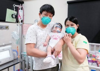 Menor bebê prematuro do mundo, nascida com peso de uma maçã, tem alta após 13 meses