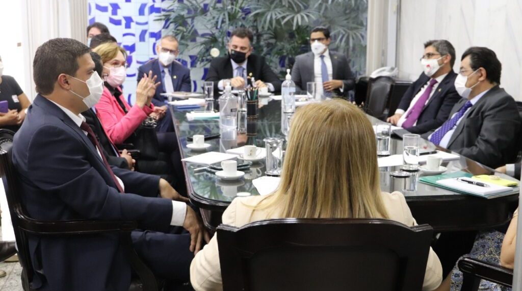 Senadores propõem piso de R$ 4.700 para enfermeiros