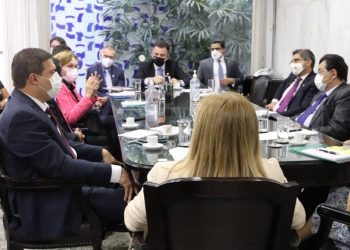Senadores propõem piso de R$ 4.700 para enfermeiros