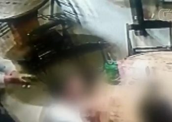 Homem tenta matar professor em bar e arma falha três vezes; vítima não percebeu crime